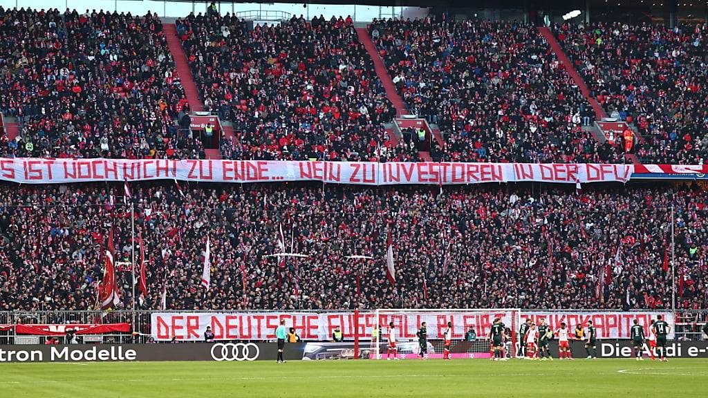 Proteste zeitigen Wirkung: Die Führung der Deutschen Fussball-Liga (DFL) stoppt die Verhandlungen mit einem Investor über den Einstieg in den deutschen Profifussball