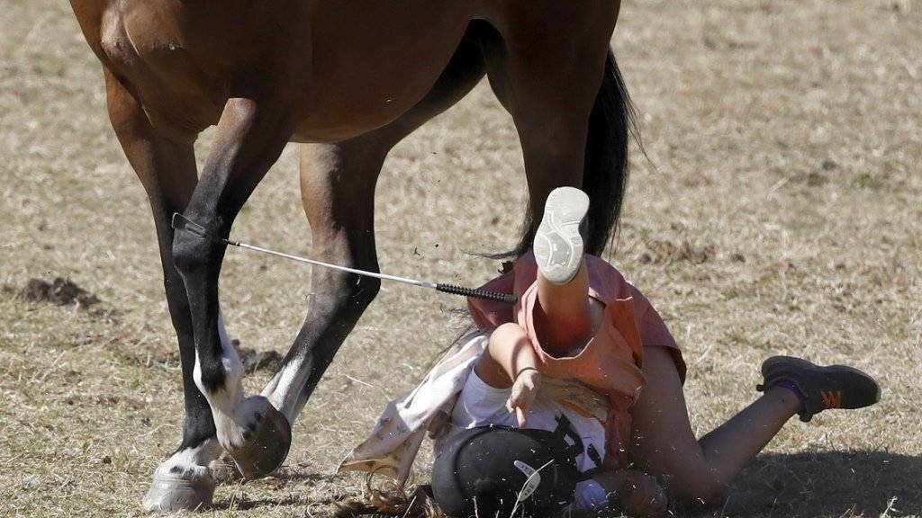 Ein Sturz beim Galopp am Marché-Concours in Saignelégier im letzten Jahr. Jedes Jahr verunfallen 8000 Reiterinnen und Reiter mit ihren Pferden. Für Mädchen handelt es sich um die gefährlichste Sportart überhaupt.(Archivbild)