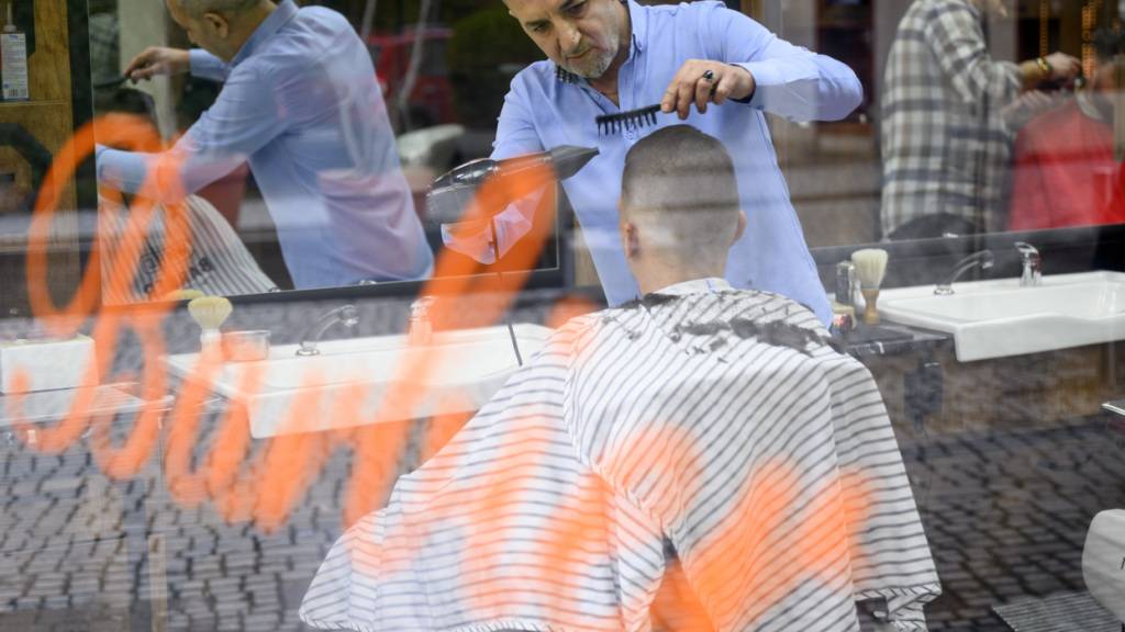 Im Zuge der Kontrollkampagne 2025 wurde die Preisbekanntgabe in den Schaufenstern und Geschäften von 3651 Barbershops, Coiffeur- und Kosmetikstudios geprüft. (Archivbild)