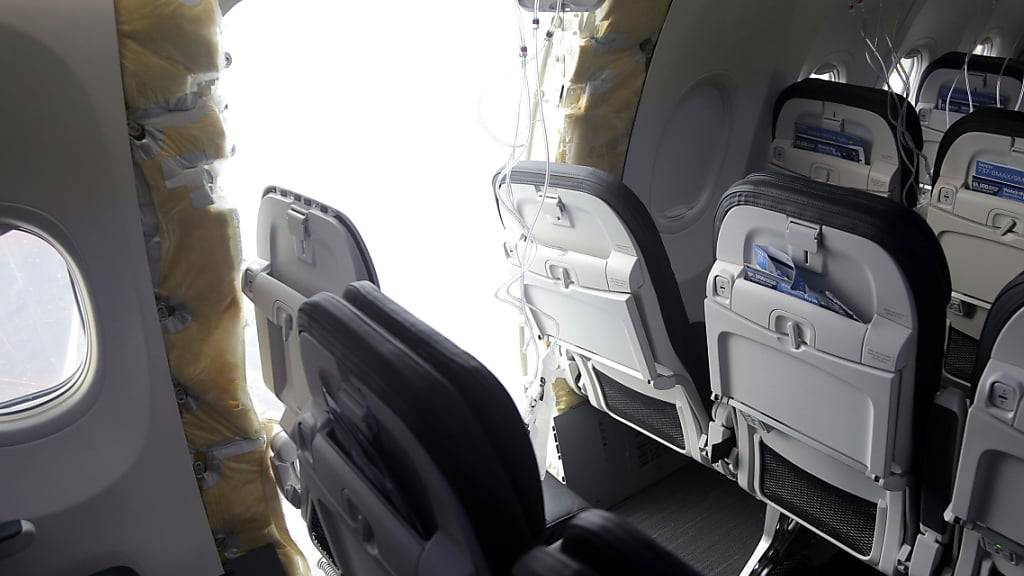 Bei dem Zwischenfall mit einer so gut wie neuen Boeing 737-8 Max von Alaska war kurz nach dem Start im Steigflug ein Rumpf-Fragment an der Reihe 26 herausgebrochen.