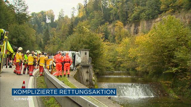 Lieferwagen landet beinahe in Fluss