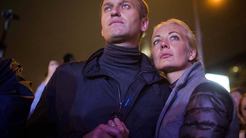 ARCHIV - Der russische Oppositionsführer Alexej Nawalny (l) und seine Frau Julia Nawalnaja nach einer Kundgebung. Nach Behördenangaben ist Nawalny am .16. Februar 2024 in einem sibirischen Straflager ums Leben gekommen. Foto: Evgeny Feldman/AP/dpa
