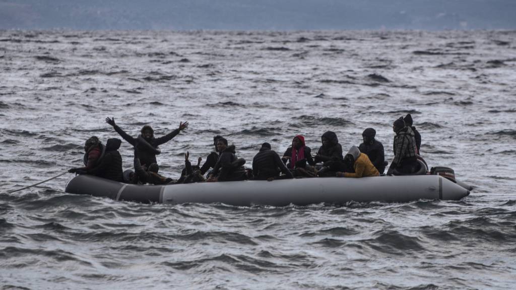 ARCHIV - Migranten kommen in einem Schlauchboot auf dem Weg aus der Türkei zur griechischen Insel Lesbos. Foto: Angelos Tzortzinis/dpa