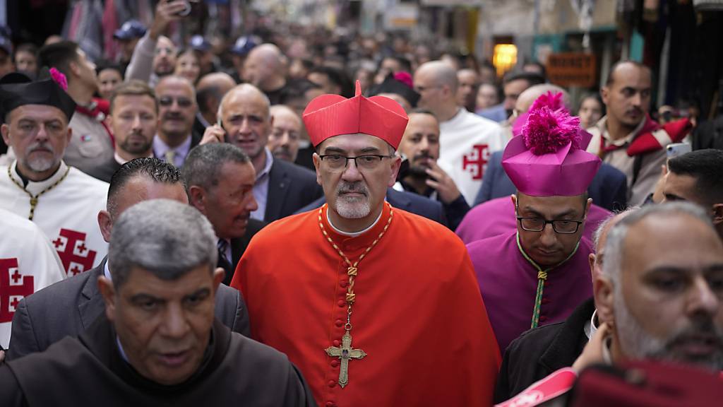 Der lateinische Patriarch Pierbattista Pizzaballa (M), der oberste katholische Geistliche im Heiligen Land, kommt am Heiligabend in der Stadt Bethlehem im Westjordanland an der Geburtskirche an, die traditionell als der Geburtsort Jesu gilt. Foto: Matias Delacroix/AP/dpa