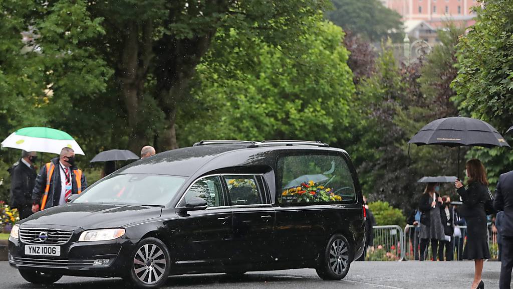 Der Leichenwagen mit dem Leichnam des Friedensnobelpreisträgers John Hume trifft vor dessen Beerdigung an der St. Eugene's Cathedral ein. Foto: Niall Carson/PA Wire/dpa
