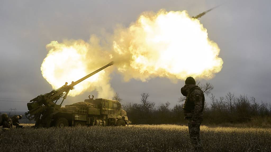 ARCHIV - Ukrainische Soldaten feuern eine Haubitze auf russische Stellungen. Foto: Libkos/AP/dpa