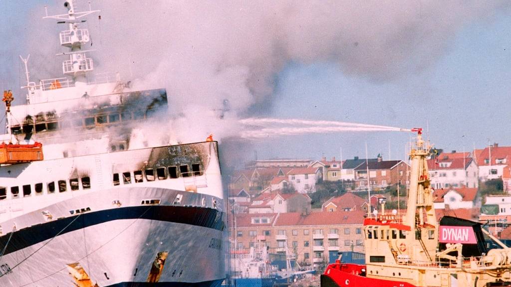 ARCHIV - Feuerwehrleute versuchen die Fähre «Scandinavian Star» zu löschen. Foto: Peter Dejong/AP/dpa