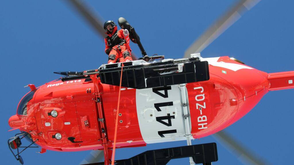Eine verletzte Wanderin wurde von einem Rega-Rettungshelikopter an der Seilwinde geborgen und ins Spital geflogen. (Symbolbild)