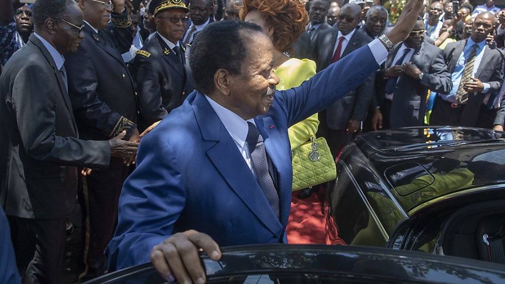 Zu selten zu Hause, findet die Opposition Kameruns: Sicherheitskräfte von Präsident Paul Biya haben vor einem Hotel in Genf, in dem Biya logiert, mutmasslich einen Schweizer Journalisten angegriffen. Das EDA hat daraufhin den Botschafter Kameruns nach Bern zitiert. (Archivild)