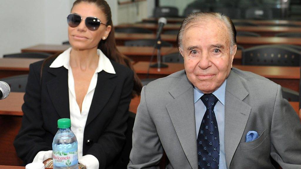 Der 90-jährige frühere argentinische Präsident Carlos Menem, auf dem Bild zusammen mit seiner Tochter Zulema, will den Gang vor den Traualtar nochmals wagen. (Archivbild)