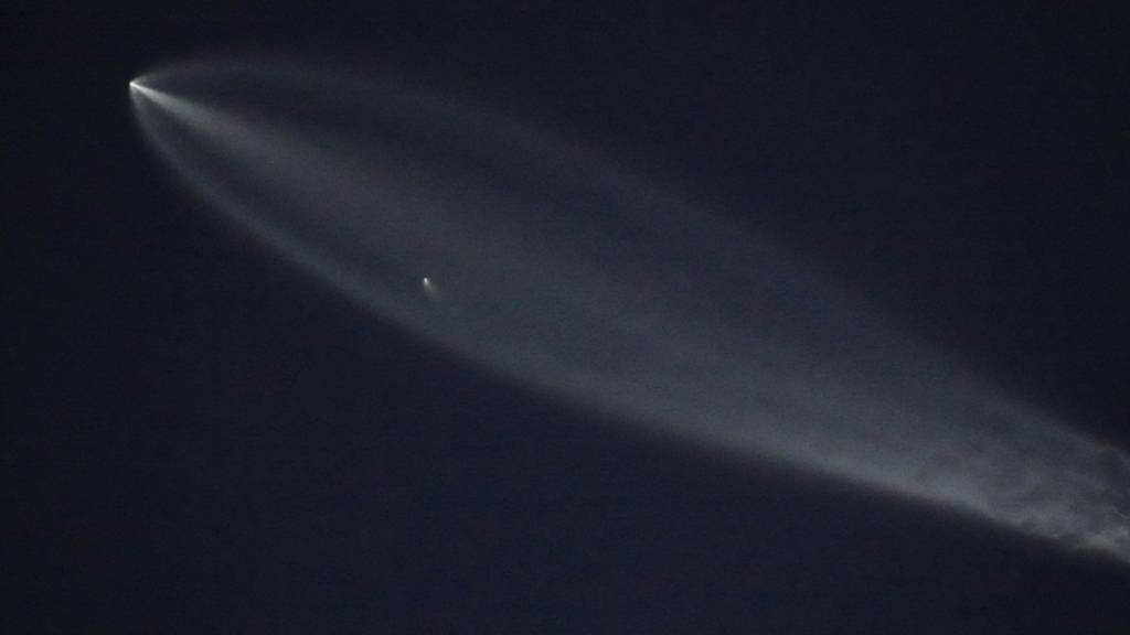 Eine Falcon-9-Rakete des Raumfahrtunternehmens SpaceX mit 26 Starlink-Satelliten an Bord. (Archivbild)