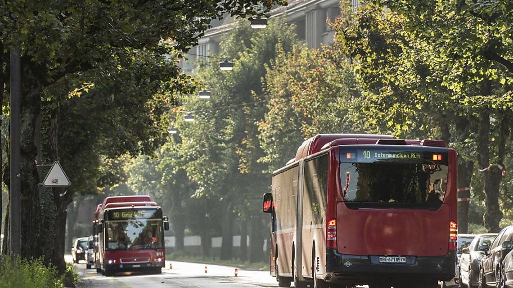 Auf der Berner Viktoriastrasse sollen sich künftig Trams kreuzen, nicht mehr die roten Busse von BERNMOBIL. (Archivbild)