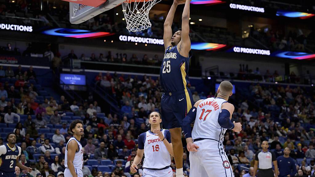 Kyshawn George (Nummer 18) muss sich mit den Wizards im Kellerduell gegen die Pelicans geschlagen geben