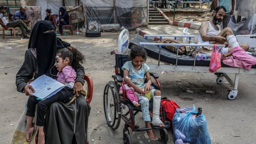 ARCHIV - Patienten werden aus dem Europakrankenhaus evakuiert und in das Nasser-Krankenhaus verlegt, zwei der wenigen Gesundheitszentren im Gazastreifen. Foto: Abed Rahim Khatib/dpa