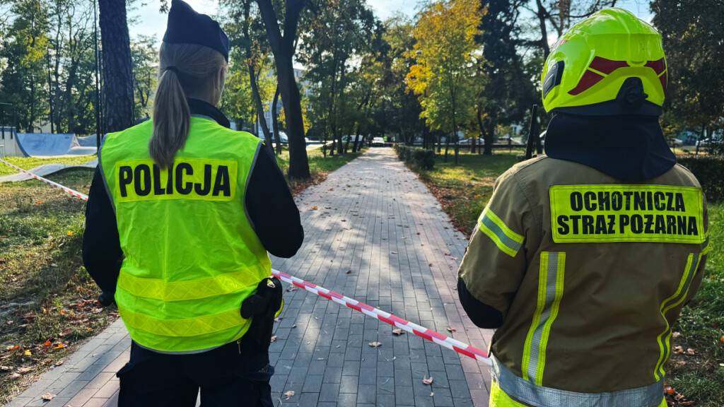 Eine Polizistin und ein freiwilliger Feuerwehrmann sind am Tatort eines Messerangriffs an einer Berufsschule. Bei einer Messerattacke an einer Berufsschule in Polen sind mehrere Menschen verletzt worden. Foto: Rafal Niedzielski/AP/dpa