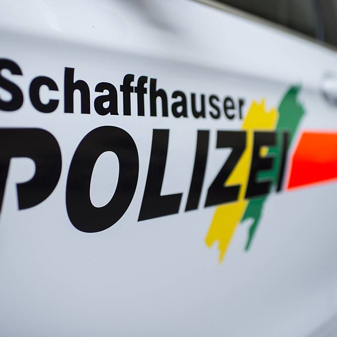 Auto prallt in Schaffhausen in parkierten Wagen