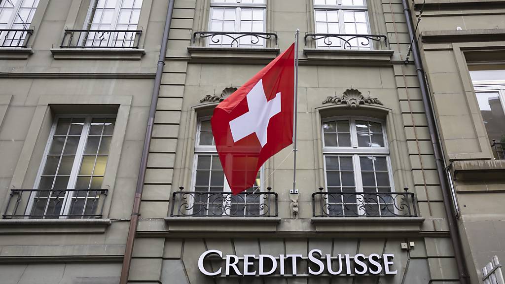 Die Restrukturierung steht dem Bericht zufolge in Zusammenhang mit der Notübernahme der Cedit Suisse. (Archivbild)