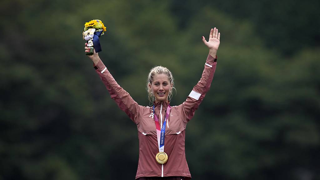 Am Ziel der Träume: Jolanda Neff winkt mit Olympiagold um den Hals vom Siegertreppchen