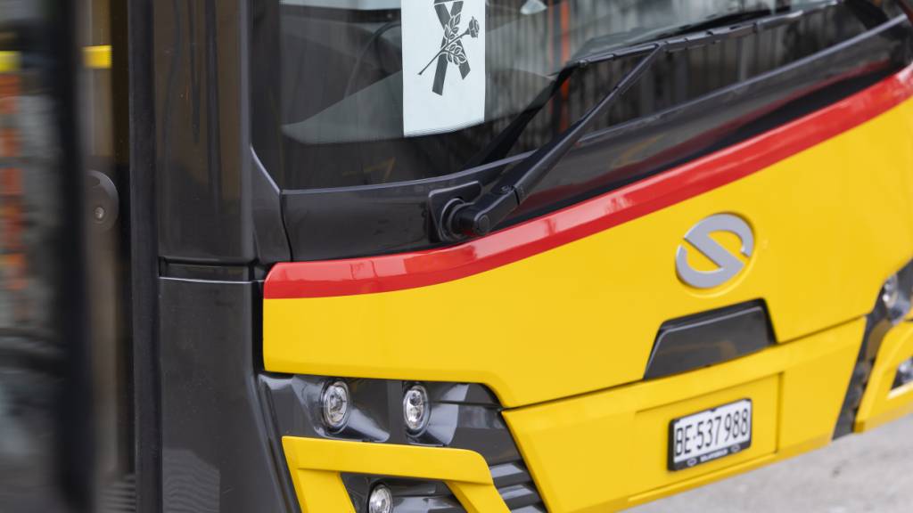 Postauto-Fahrpersonal gedenkt der Opfer von Kerzers FR