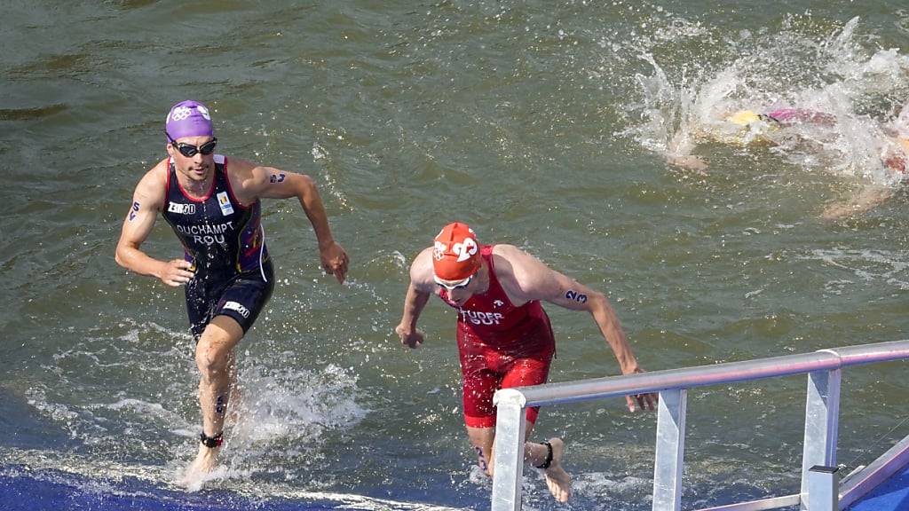 Max Studer (rechts) stieg im olympischen Triathlon zu spät aus dem Wasser