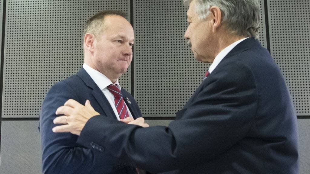 Der alte Präsident von Swiss Olympic (Jörg Schild, rechts) beglückwünscht seinen Nachfolger Jürg Stahl