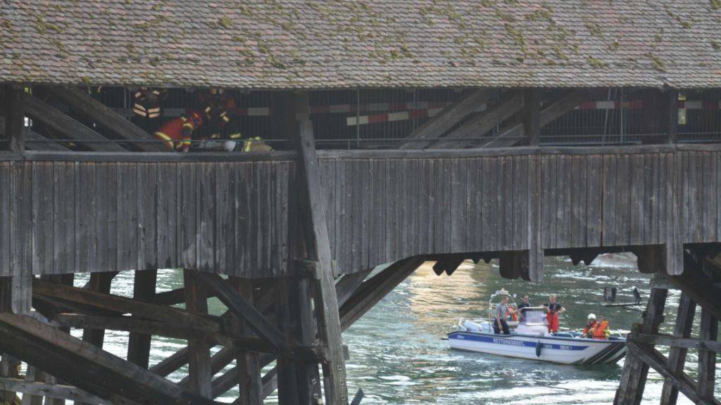 Die Einsatzkräfte konnten das Feuer auf der historischen Holzbrücke in Olten rasch löschen.