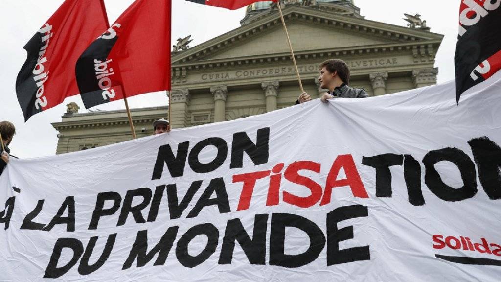 Stösst auf Widerstand auch in der Schweiz: Das geplante TISA-Abkommen über den Handel mit Dienstleistungen. Die Gegner fordern den Abbruch der Verhandlungen, an denen etwa 50 Länder - darunter die Schweiz - beteiligt sind.