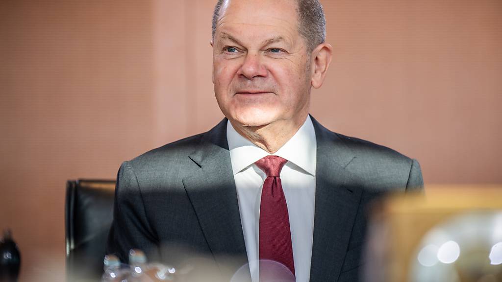 Bundeskanzler Olaf Scholz (SPD), wartet auf Beginn der Sitzung des Bundeskabinett im Kanzleramt. Foto: Michael Kappeler/dpa