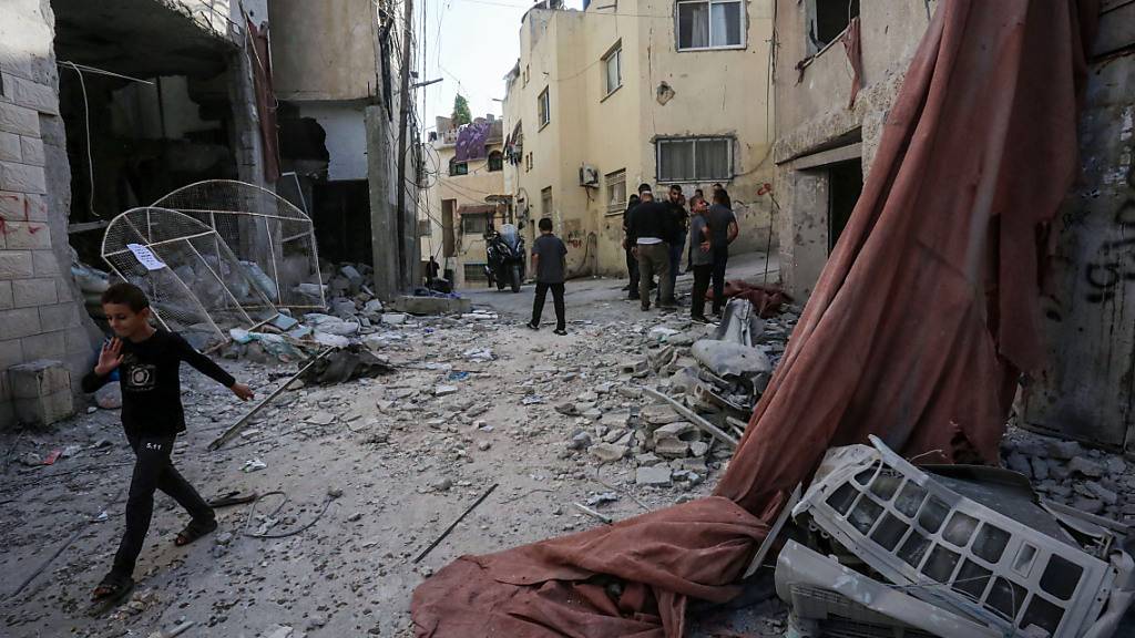 Palästinenser inspizieren die Schäden an einer Moschee nach israelischen Luftangriffen im Flüchtlingslager Dschenin. Die israelische Luftwaffe hat im Westjordanland nach eigenen Angaben eine Terrorzelle der islamistischen Hamas in einer Moschee bombardiert. Foto: Ayman Nobani/dpa