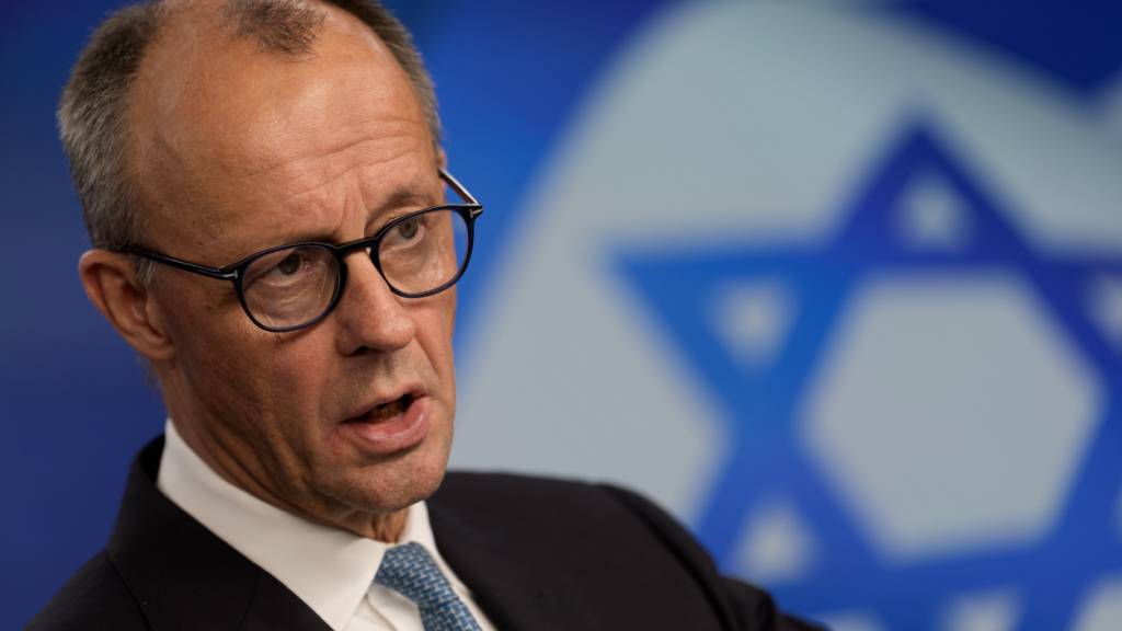 Bundeskanzler Friedrich Merz (CDU) spricht bei der Pressekonferenz nach dem Gespräch im Regierungssitz. Foto: Michael Kappeler/dpa
