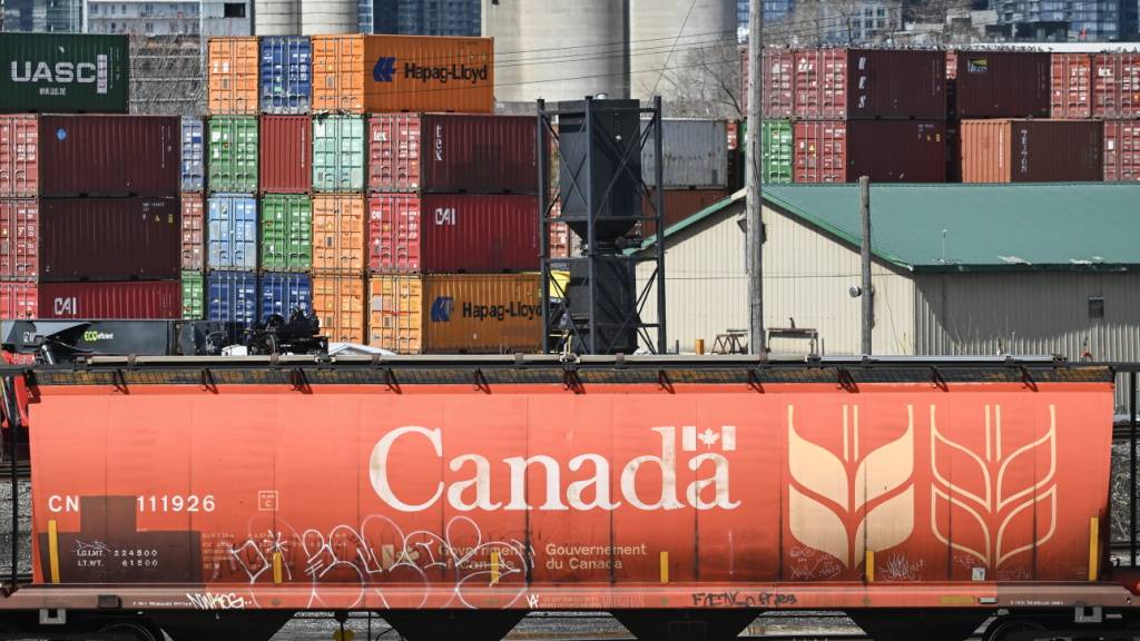 US-Präsident Donald Trump hat eine Erhöhung der Zölle für Kanada um zusätzliche zehn Prozent angekündigt. (Archivbild)