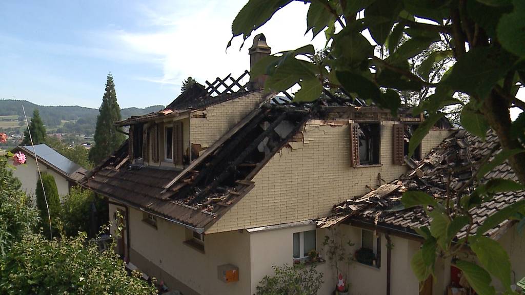 Akkus Schuld? In Gontenschwil brennt ein Einfamilienhaus komplett aus