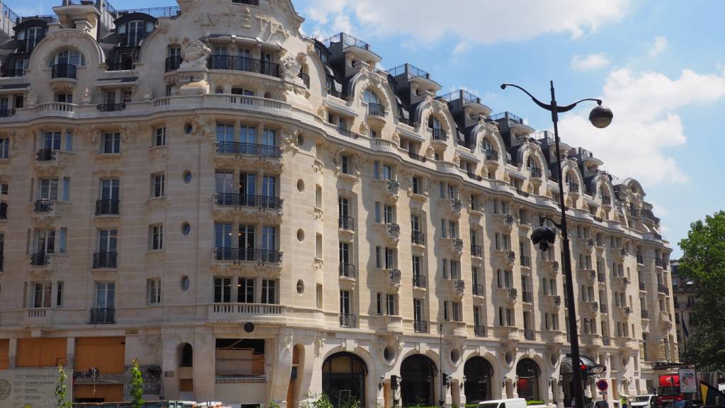 ARCHIV - In dem ikonischen Luxushotel «Lutetia» in Paris soll für die neue Staffel von «The White Lotus» gedreht werden. Foto: Christian Böhmer/dpa (Archivbild)
