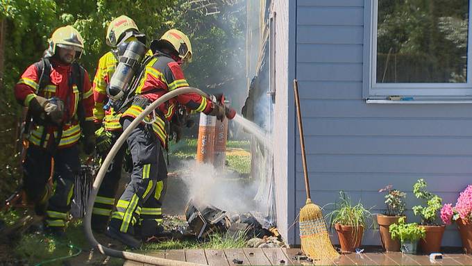 Dachstock während Bauarbeiten in Brand