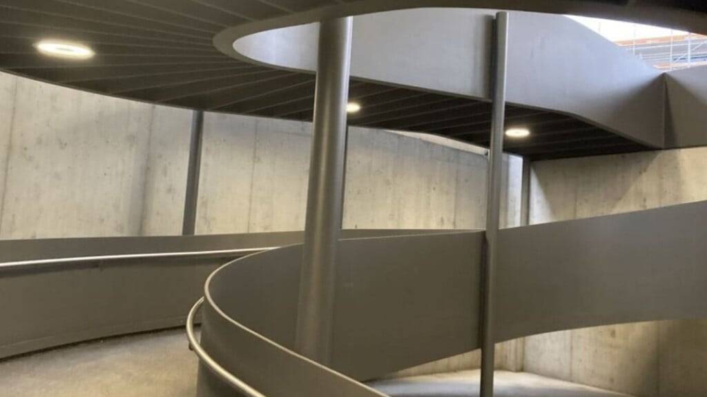 In Altdorf sollen Rollstuhlfahrer statt über die lange Rampe mit einem Lift in die Bahnhofsunterführung gelangen können. (Archivaufnahme)
