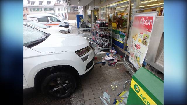 Fahrzeug kracht in Volg: 30'000 Franken Sachschaden