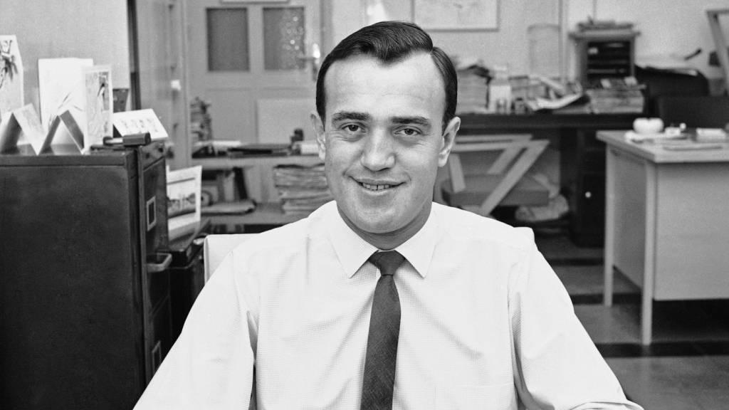 ARCHIV - Der Korrespondent der Associated Press, Peter Arnett, sitzt für ein Porträt in Kuala Lumpur, Malaysia, am 18. März 1963. Reporterlegende Peter Arnett ist im Alter von 91 Jahren in Kalifornien gestorben. Foto: Uncredited/AP/dpa