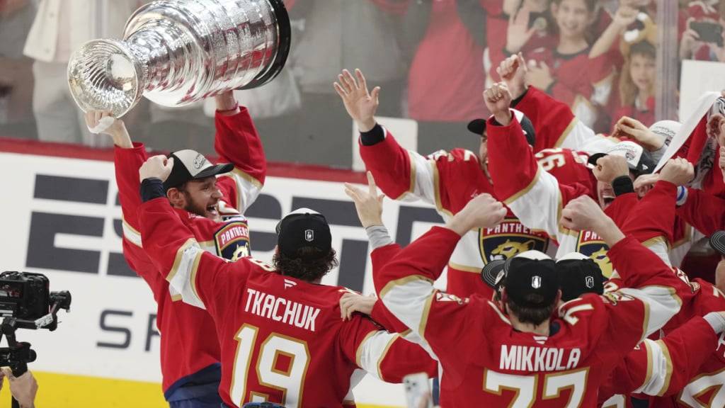 Der finnische Stürmer Stürmer Aleksander Barkov präsentiert seinen Panthers-Teamkollegen den Stanley Cup