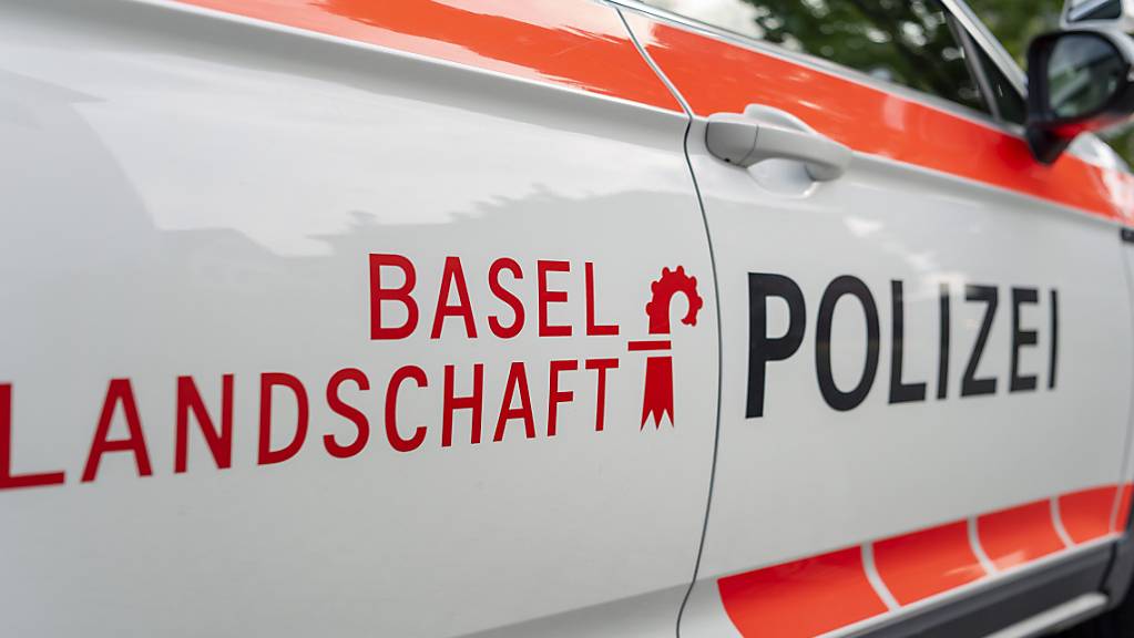 Die Polizei Basel-Landschaft untersucht, ob die Verwirrung, die ein Fussgänger auf der A18 bei Muttenz ausgelöst hat, für die Unfälle verantwortlich ist. (Symbolbild)