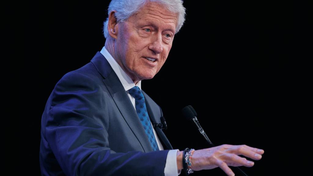 Was über die Kontakte der Clintons zu Epstein bekannt ist