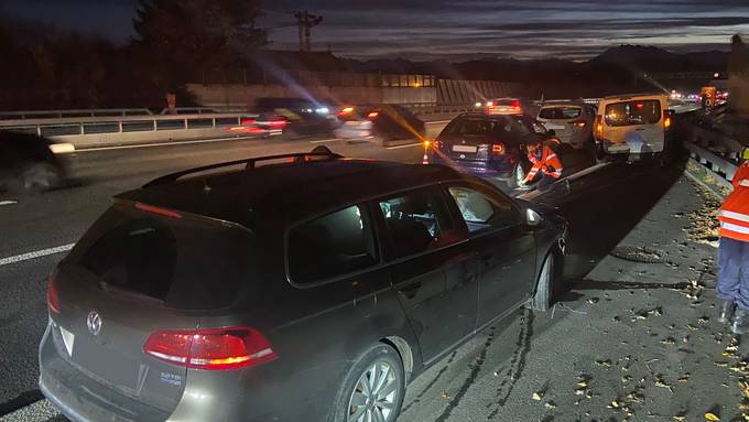 Vier Autos in Unfall involviert: Zwei Verletzte und viel Blechschaden