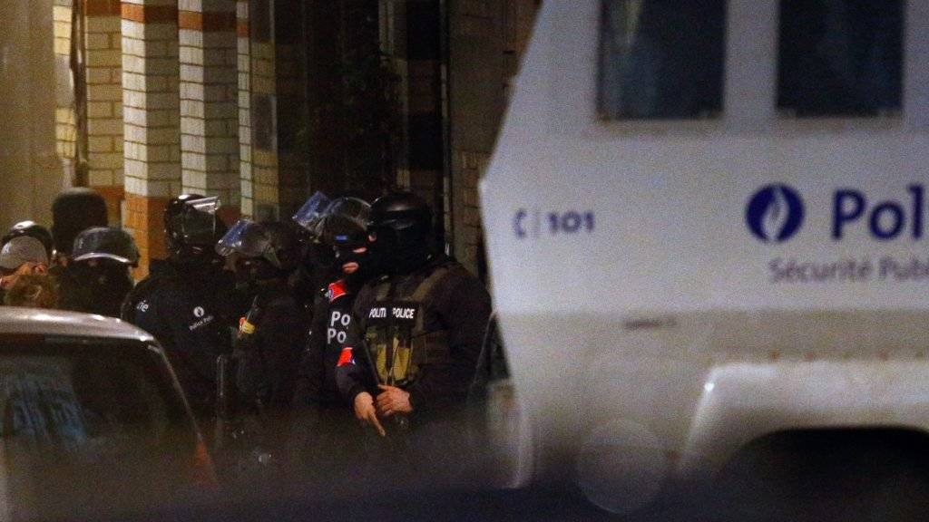 Einsatz beendet: Polizisten in der Gemeinde Schaerbeek in Brüssel nach den Anschlägen.