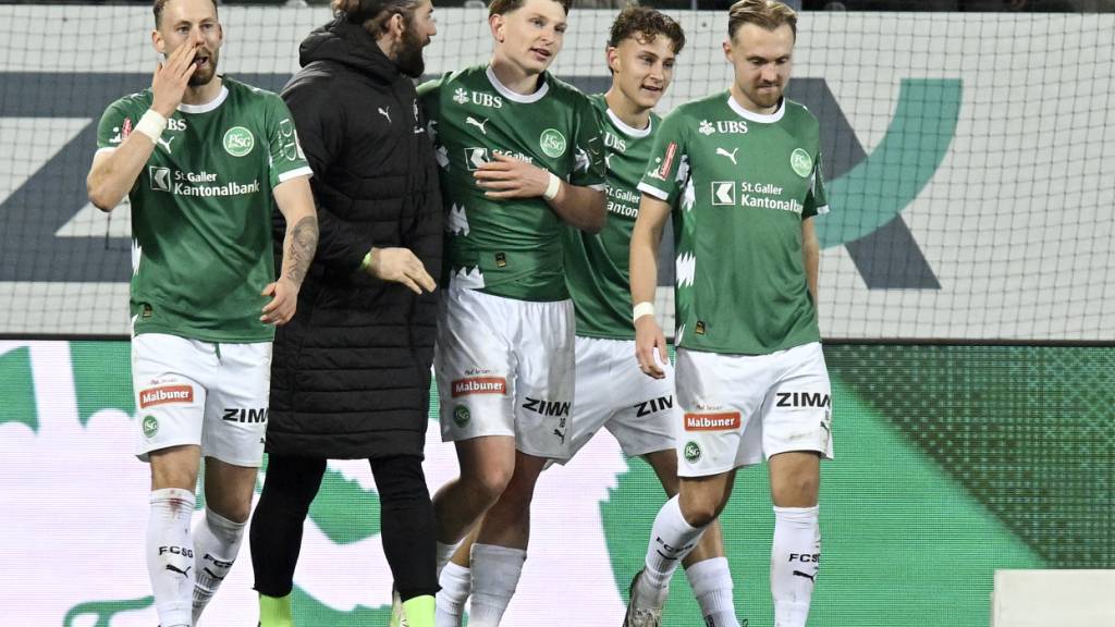 Erleichterung bei Alessandro Vogt (Mitte) nach seinem 2:1-Penaltytor in der Nachspielzeit