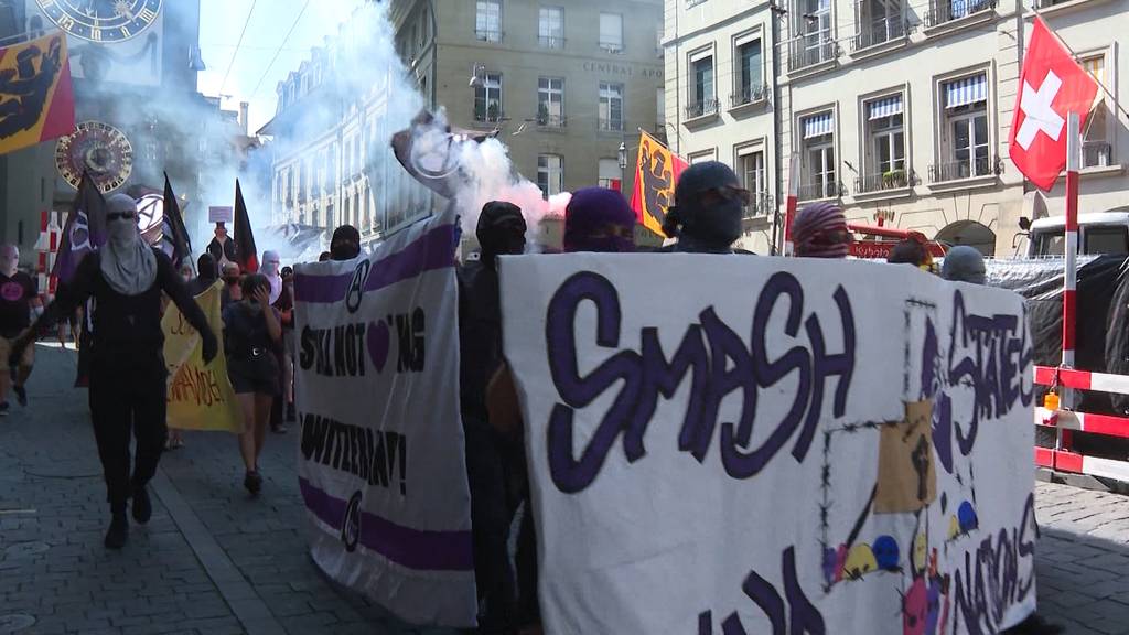 Gegen den Nationalfeiertag: Anarchistische Kreise demonstrieren auf dem Bundesplatz