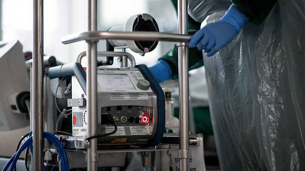 Eine Mitarbeiterin der Pflege steht in einem Zimmer der Corona-Intensivstation des Universitätsklinikums Essen und bedient ein ECMO-Gerät, eine Herz-Lungen-Maschine. (Archiv)