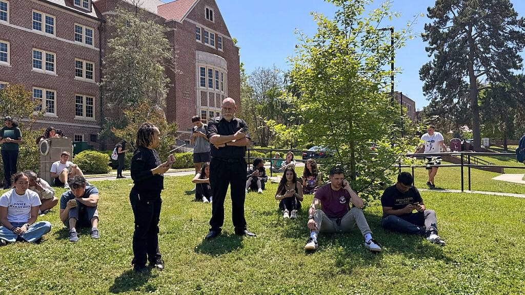 Studenten der Florida State University warten auf dem Campus der Schule in Tallahassee, Florida, auf Nachrichten, nachdem zuvor Schüsse gefallen waren. Foto: Kate Payne/AP/dpa