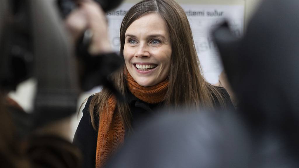 KatrÌn JakobsdÛttir, Ministerpr‰sidentin von Island, spricht nach ihrer Stimmabgabe bei den Parlamentswahlen mit Journalisten. Foto: Arni Torfason/AP/dpa