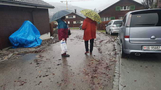 Thur über die Ufer, unterspülte Keller im Toggenburg