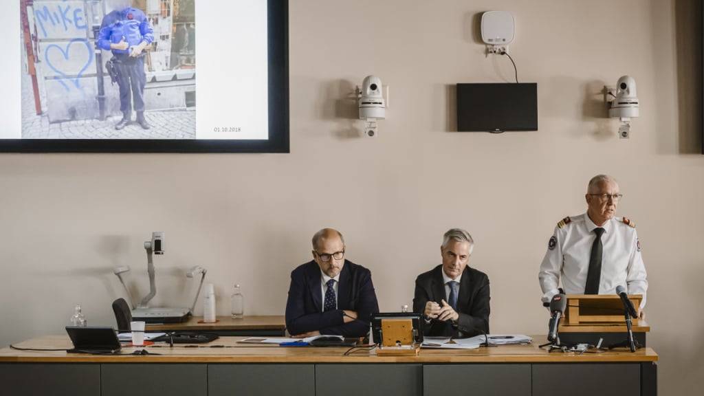 Der Lausanner Stadtpräsident Grégoire Junod, Polizeivorsteher Pierre-Antoine Hildbrand und der Kommandant der Lausanner Stadtpolizei, Olivier Botteron, (v. l. n. r.) kündigten am Montag Sanktionen gegen Polizisten an.