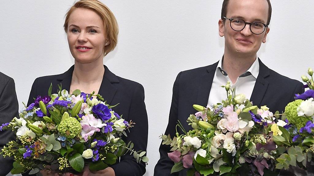 Blumen für die Neugewählten Natalie Rickli (SVP) und Martin Neukom (Grüne).
